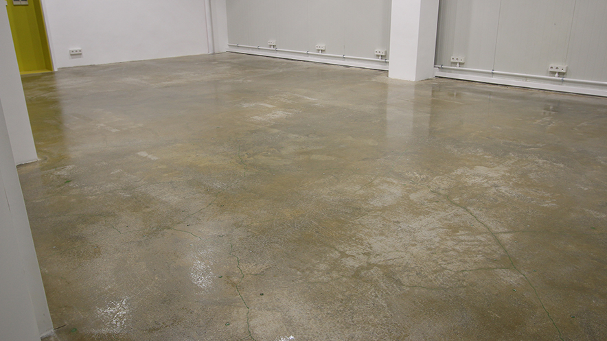 Treating a concrete floor with the surface hydrophobizer SiloTreat® Concrete BE