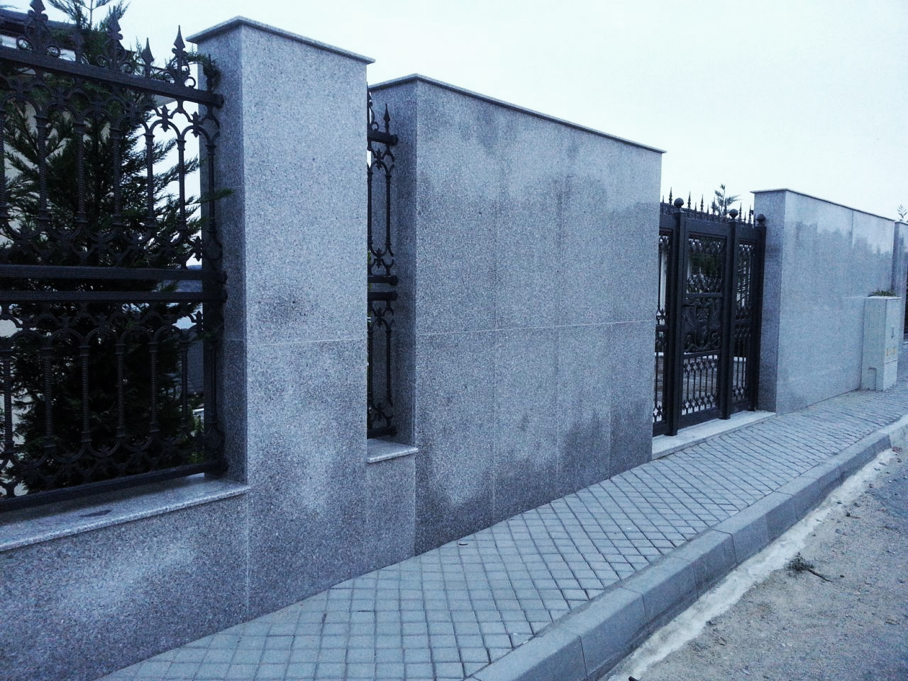 Image 1: Typical example of capillary moisture penetration through stone cladding.