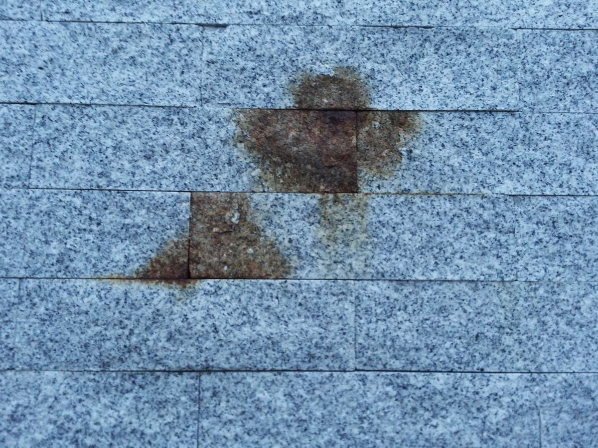 Example of moisture reaching the reinforcement/fasteners, resulting in rust spreading over the surface of the stone cladding.