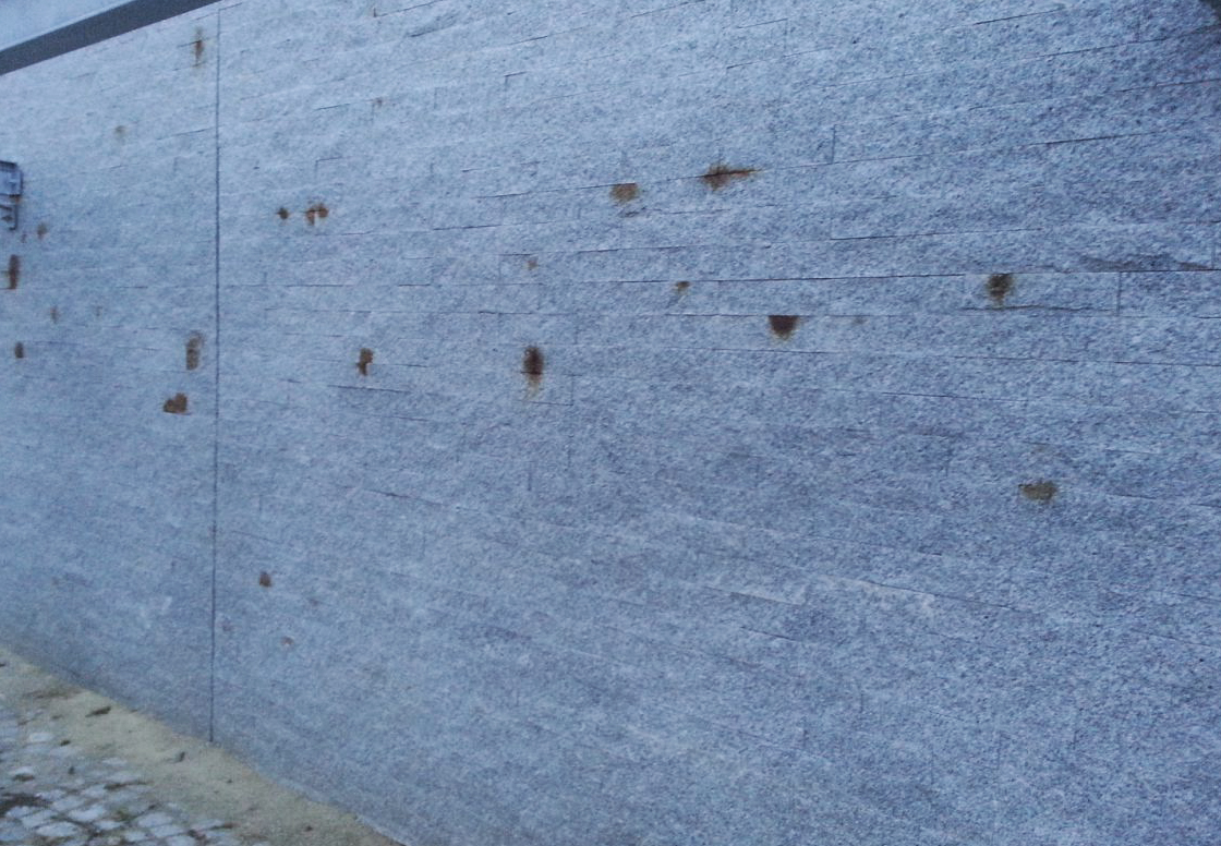 Example of moisture reaching the reinforcement/fasteners, resulting in rust spreading over the surface of the stone cladding.